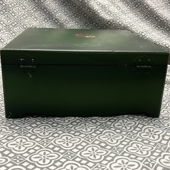 Vintage jewelry/memory box forest green with flowers painted on top - Picture 4 of 9